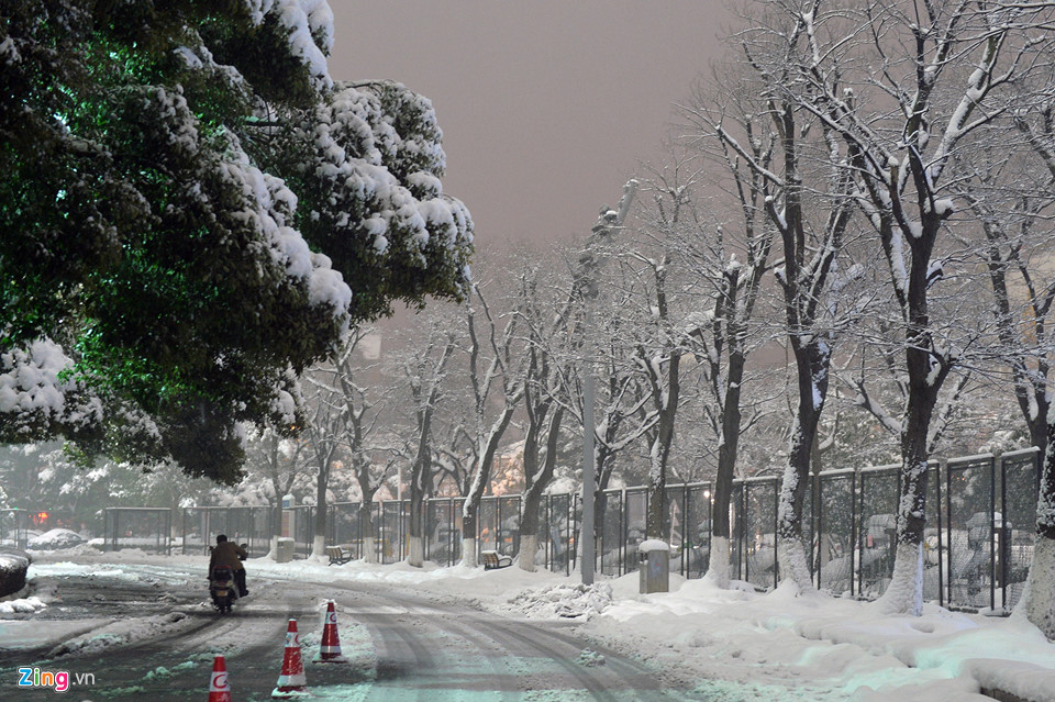 Hàng nghìn ôtô ở Thường Châu bị tuyết phủ nhiều ngày